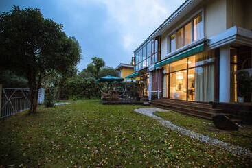 آپارتمانهای توریستها Carnival Villa With 5 Brs