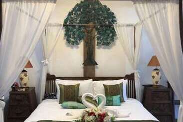 هتل On The Mekong Resort