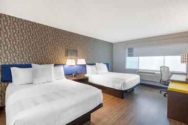 هتل Glō Best Western Mississauga Corporate Centre