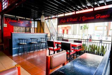 پانسیون Reddoorz Near Pantai Labombo