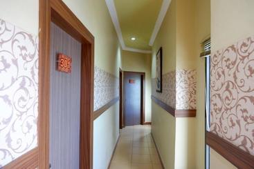 پانسیون Reddoorz Near Pantai Labombo