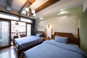 پانسیون Flower Time Inn