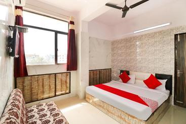 هتل Oyo 72186 Joy Rooms Bawana Industrial Area