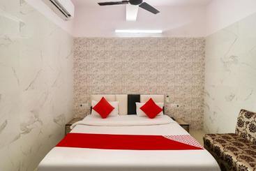 هتل Oyo 72186 Joy Rooms Bawana Industrial Area