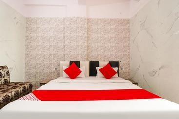 هتل Oyo 72186 Joy Rooms Bawana Industrial Area