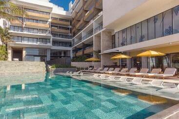 هتل The Fives Oceanfront