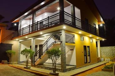 هتل Monarch Residence