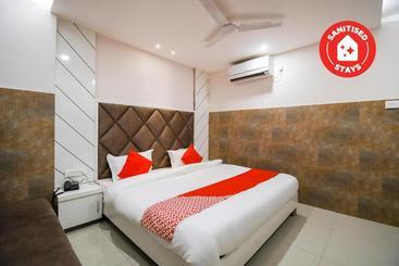 호텔 Oyo 70123 Sada Shiv Guest House