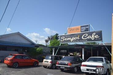 בית מלון כפרי Spot On 89821 Batu Maung Sempoi Inn And Cafe