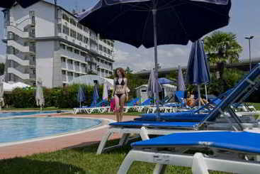 هتل Aris Garden