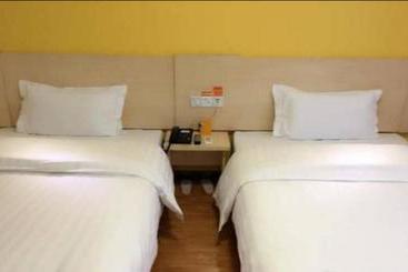 هتل 7days Inn Urumuqi West Kashi Road Airport