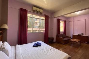 هتل Oyo 90061 Kuhara Court Apartment Suite