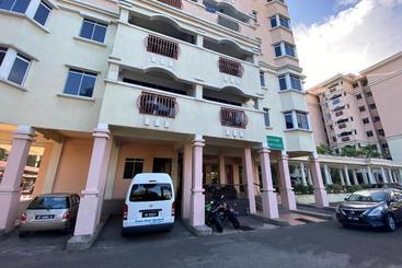 هتل Oyo 90061 Kuhara Court Apartment Suite