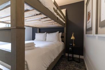 هتل Basecamp Suites Canmore