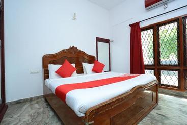 هتل Oyo 16717 Sreekrishna Kailas Inn