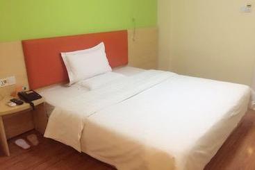 هتل 7 Days Inn Ganzhou Railway Station Waitan No.1 Branch