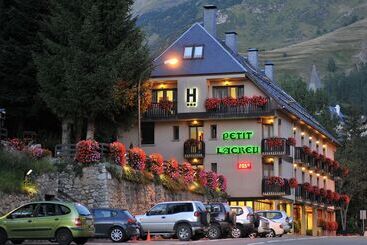 هتل Petit Lacreu