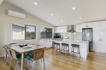 Summer Breeze  Free Wifi & Netflix Inlet Side Central Location