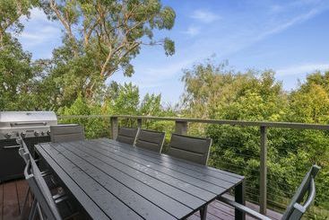 Summer Breeze  Free Wifi & Netflix Inlet Side Central Location