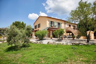 هتل Agriturismo Montecrespini