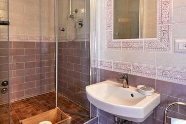 هتل Agriturismo Montecrespini