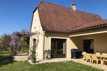 تختخواب و صبحانه Chambre D'hôtes L'olivianne
