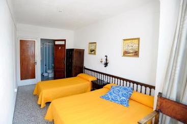 پانسیون Hostal Can Marinés