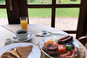 مبيت وإفطار The Carew Arms