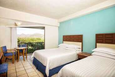 בית מלון כפרי Barcelo Ixtapa  All Inclusive