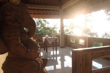 تختخواب و صبحانه Om Shanti Cottages