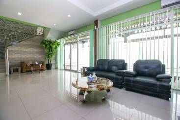 هتل Airy Bandara Adi Soemarmo 3 Solo