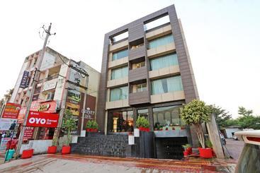 Capital O 9580 Hotel Garnet Inn