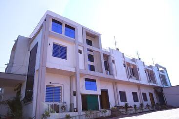ホテル Tirupati Palace