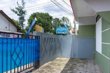 ペンション Reddoorz At Penginapan Hello Pacitan