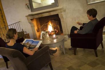 هتل Logis Hostellerie Des Clos Et Restaurant Bistrot Des Grands Crus