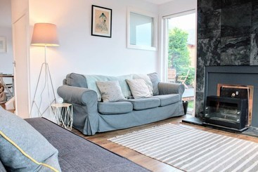 Beautiful Home With Castle Views And Garden And Parking