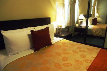 هتل Leon De Oro Inn & Suites