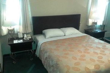 هتل Leon De Oro Inn & Suites