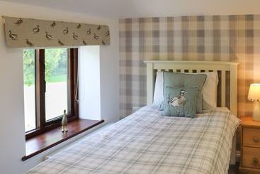 Beautiful, Spacious Cottage Offering Views Of The River Nar