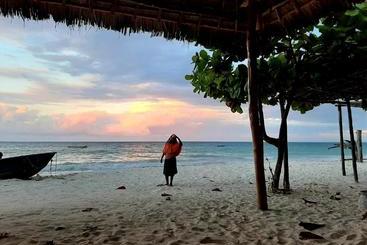 تختخواب و صبحانه Sunrise Lodge Zanzibar