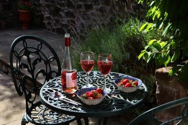 Charming And Authentic Cottage With Beautiful Views In A Quiet Location