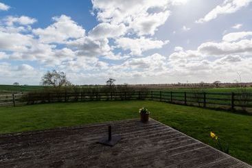 Nicely Furnished Cottage In Bilsington Countryside