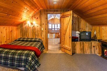 茅舍 Sun Mountain Ranch Bunkhouse   Near Crater Lake