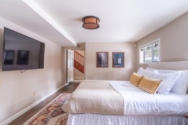 Tarly Serene Cabin W Two Patios & Hot Tub In Incline Village