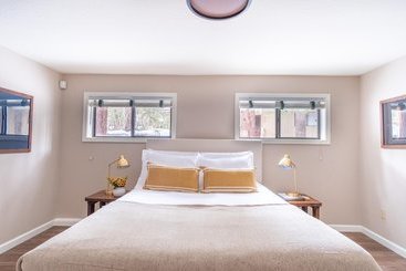 Tarly  Serene Cabin W Two Patios & Hot Tub In Incline Village
