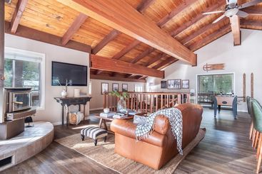 Tarly  Serene Cabin W Two Patios & Hot Tub In Incline Village