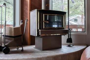 Tarly  Serene Cabin W Two Patios & Hot Tub In Incline Village