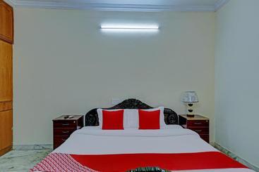 هتل Oyo 74240 Shameer Lodge