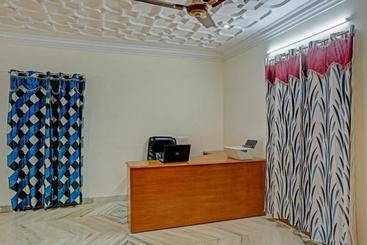 هتل Oyo 74240 Shameer Lodge