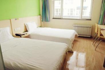 هتل 7days Inn Zhangjiakou Train Station Construction Engineering College